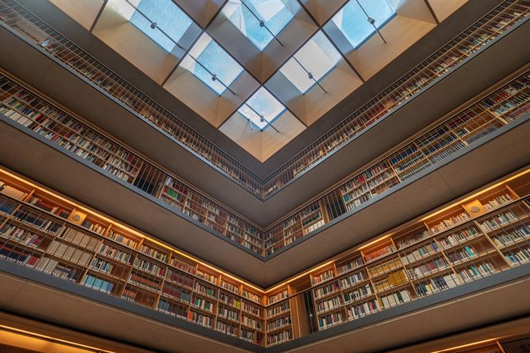 Het strakke, moderne contrast in de nieuwe bieb