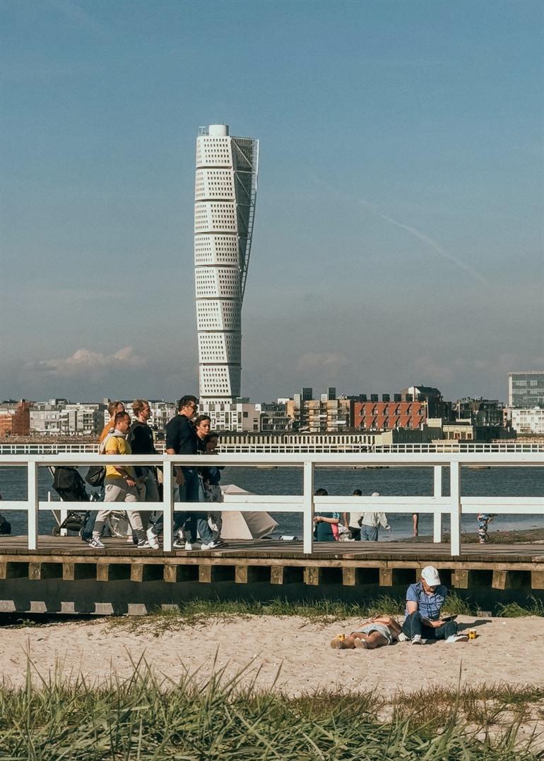Het strand en Turning Torso in Malmö
