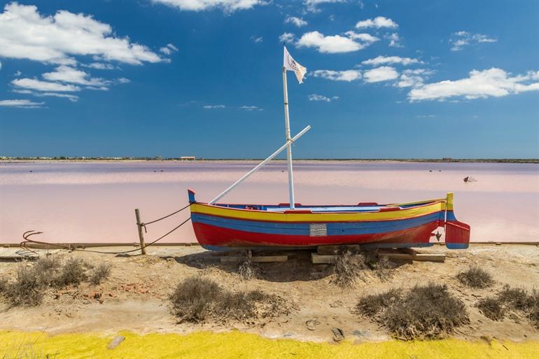 Het vlakke, zoute landschap in Gruissan