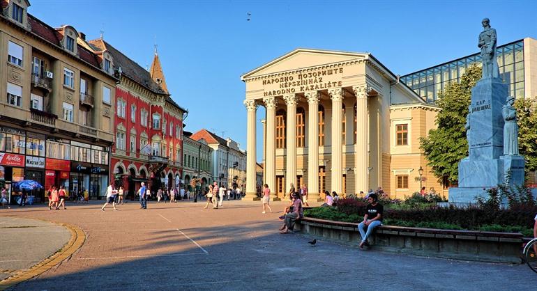 Het Vrijheidsplein met het nationaal theater van Subotica, Servië