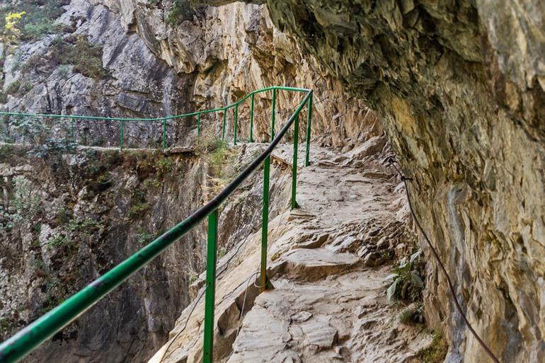 Hiken in Matka Canyon in Noord-Macedonië