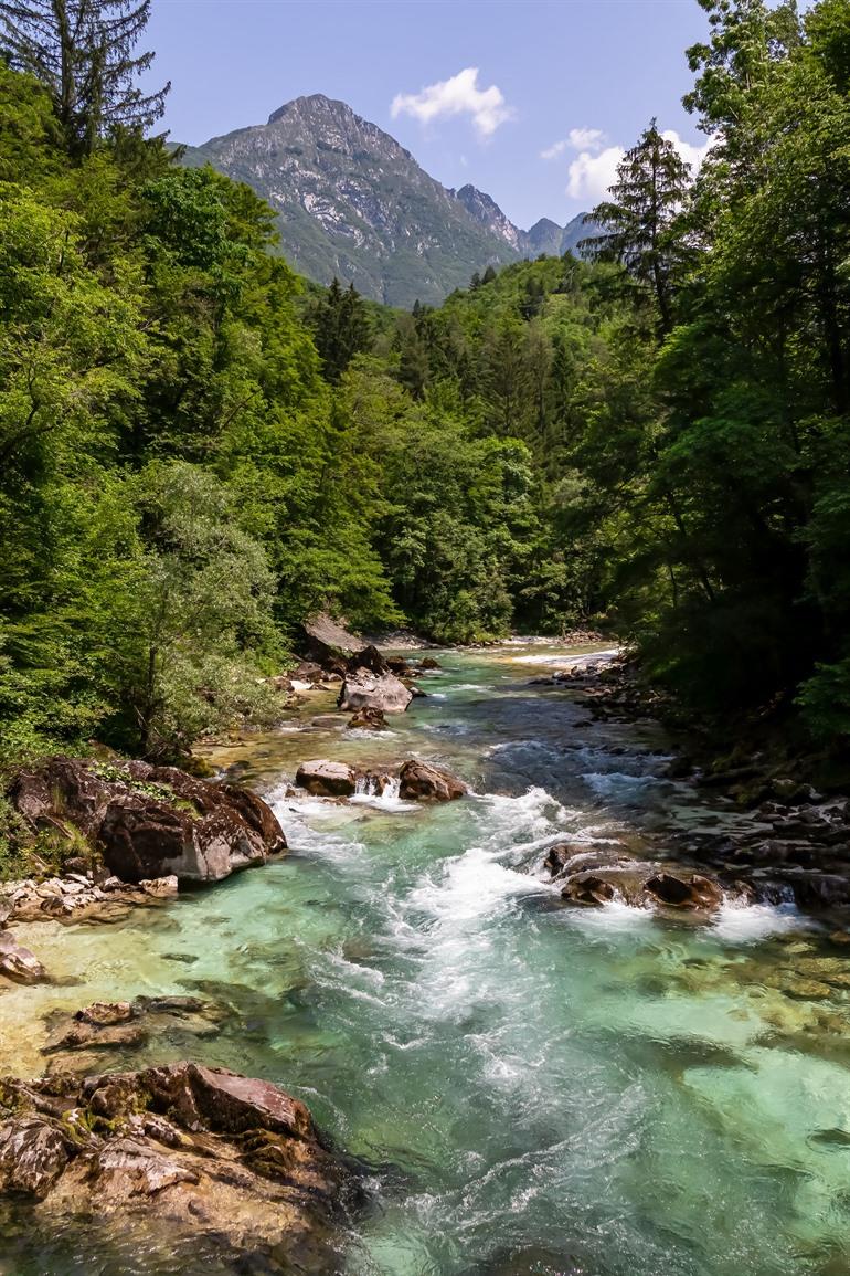 Hiken over de Soča trail langs de Soča rivier, Slovenië
