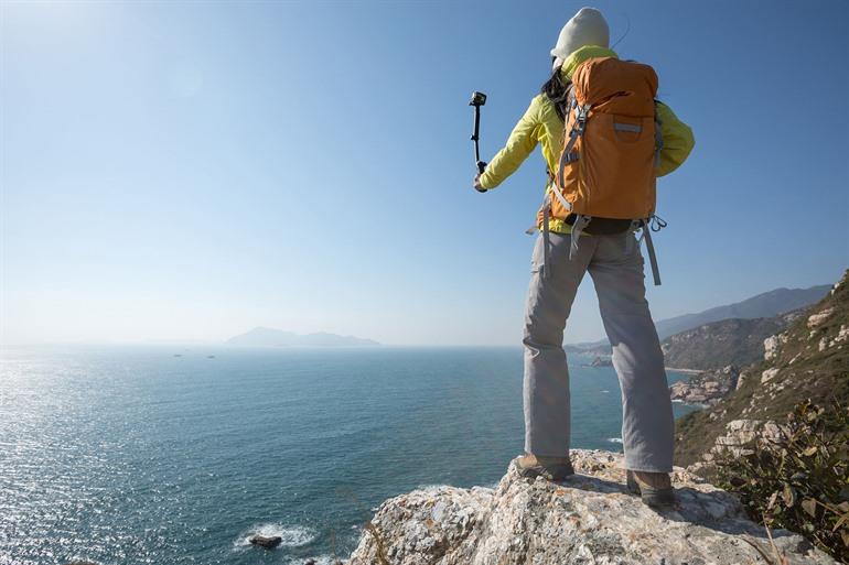 Hiker legt unieke omgeving vast op action camera bevestigd op een selfiestick
