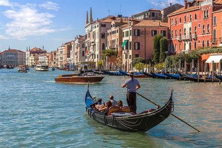 Hoe je verplaatsen in Venetië? Vaporetti en gondels