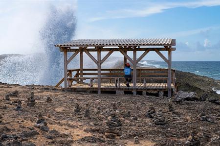 Hoge golven bij het houten platform van Boka Pistol, Curaçao