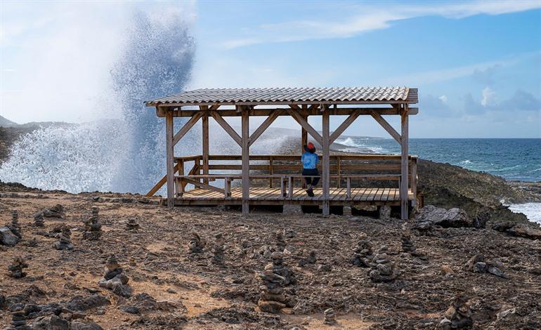 Hoge golven bij het houten platform van Boka Pistol, Curaçao