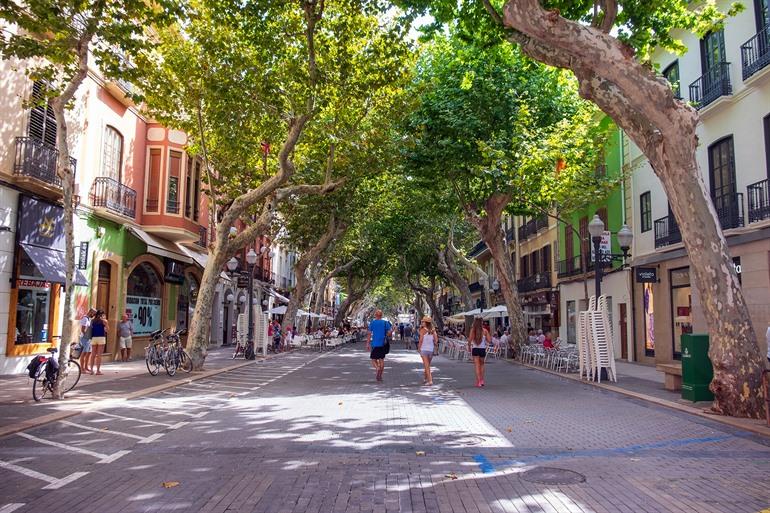 Hoofdstraat van Dénia, met winkeltjes en cafés 