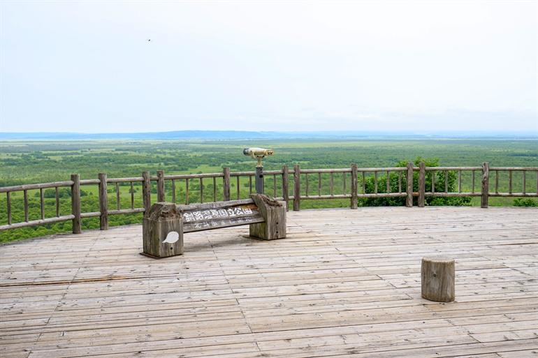 Houten kijkdek met uitzicht op Kushiro Marsh
