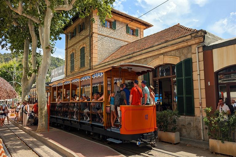 Houten tram tussen Sóller en Port de Sóller