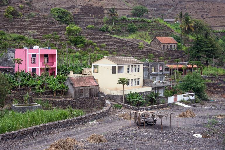 Huizen langs de plantages in Ribeira Grande, Santo Antao