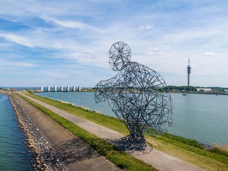 Hurkende man van Land Art in Flevoland