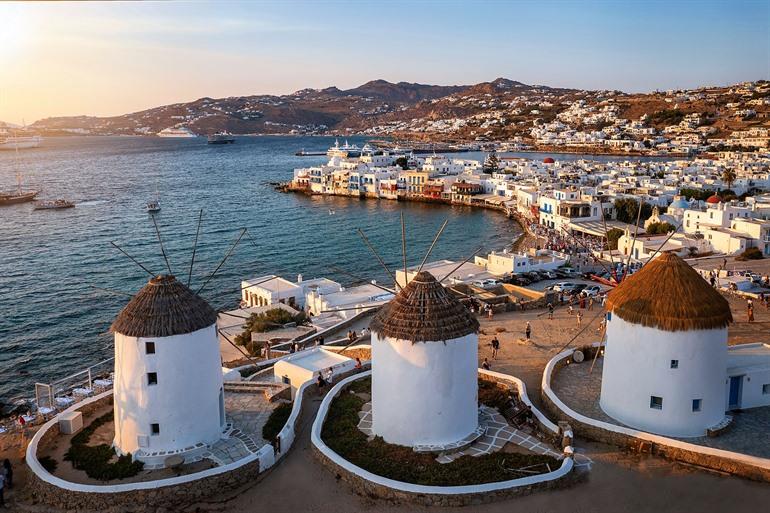 Iconische windmolens van Mykonos bij zonsondergang