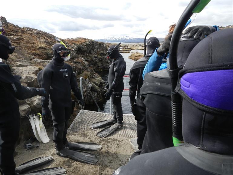 Iedereen is klaar om de Silfra kloof in te gaan
