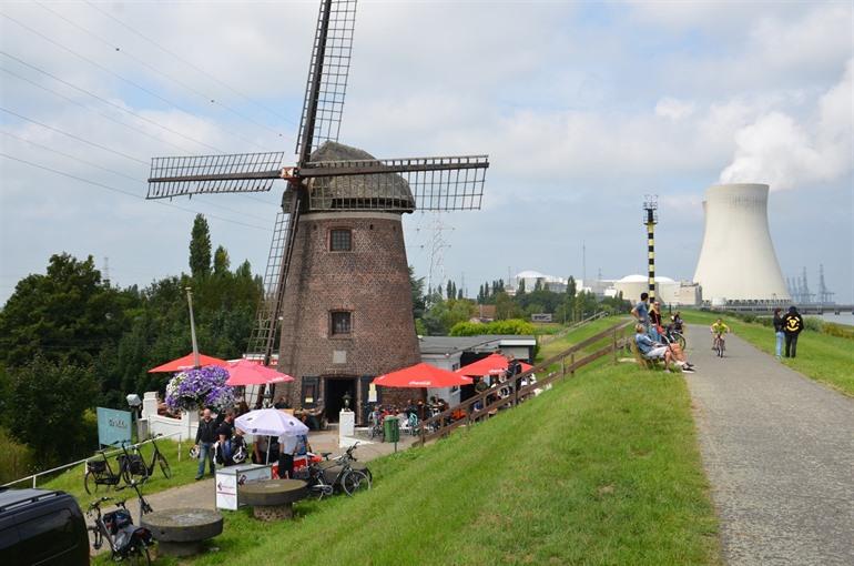 Iets eten of drinken in de Molen in Doel