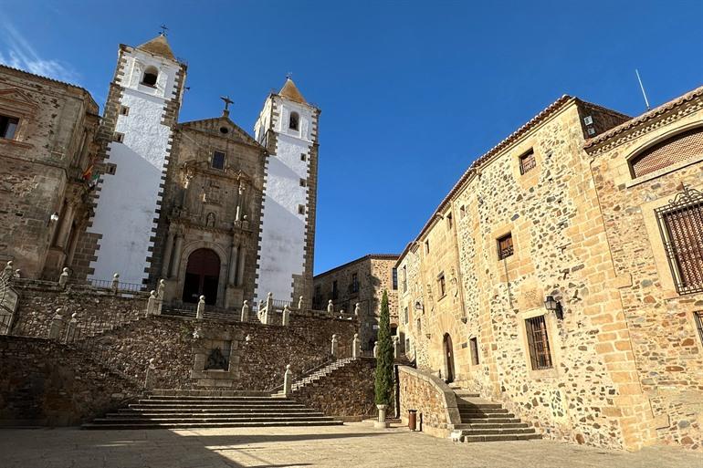 Iglesia de San Francisco Javier met zijn witte torens