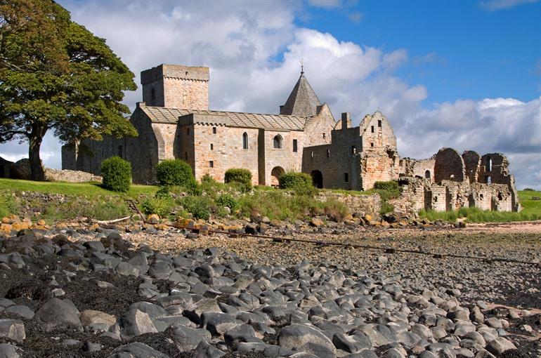 Inchcolm Abbey bij The Forth Bridge, Edinburgh