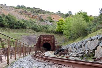 Ingang van de El Soplao grot, Cantabrië, Noord-Spanje