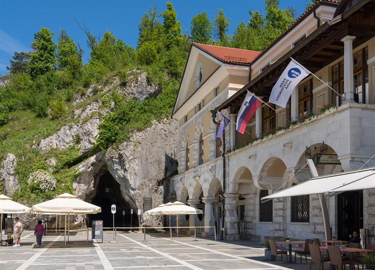 Ingang van de grotten van Postojna, Slovenië