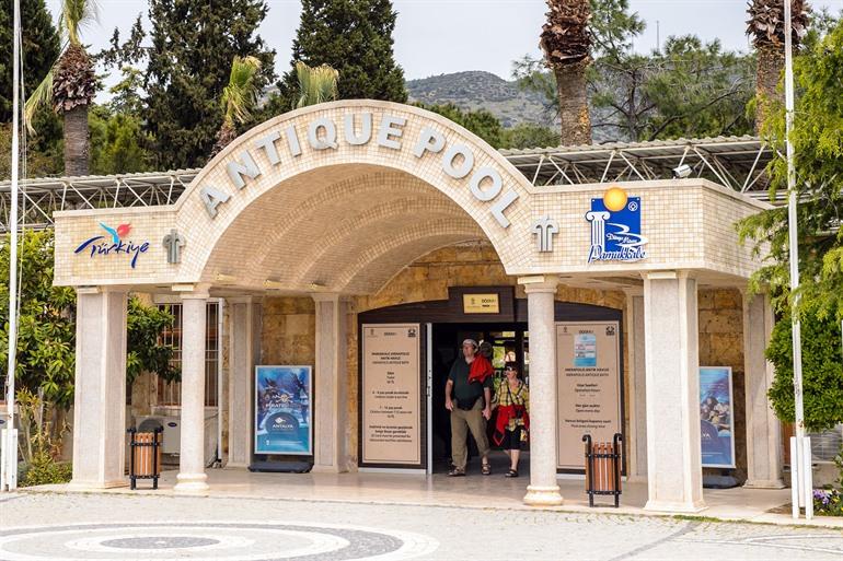 Ingang van het Cleopatra Antique Pool, Pamukkale, Turkije