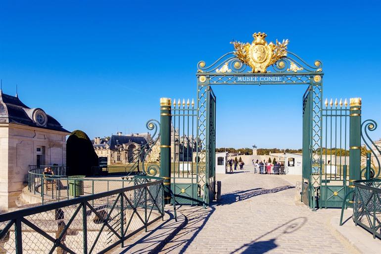 Ingang van het Musée Condé bij het kasteel van Chantilly