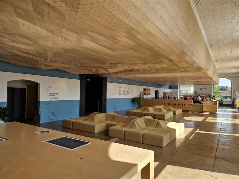 Inkomhal van champagnemuseum Pressoria