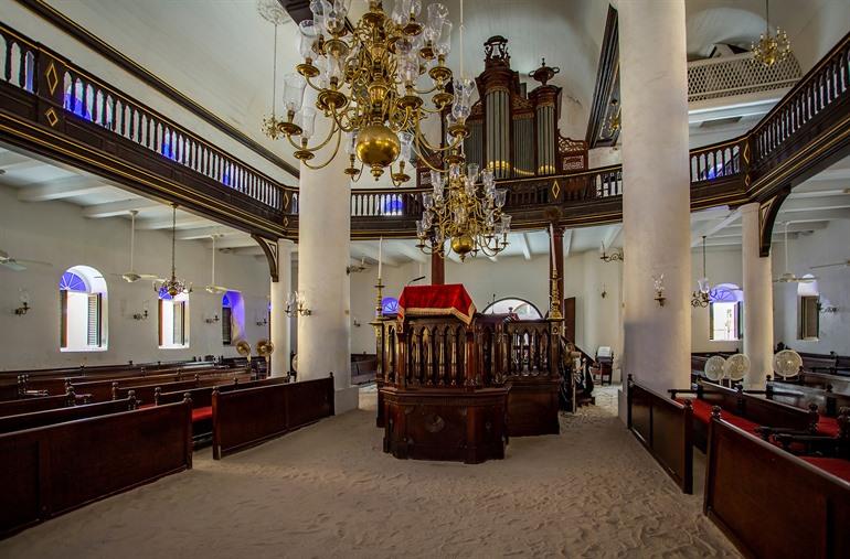Interieur van de Mikvé Israel-Emanuel-synagoge, Willemstad, Curaçao