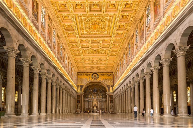 Interieur van de San Paolo fuori le Mura, Rome