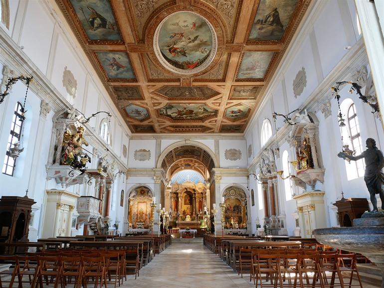 Interieur van de St. George kathedraal in Piran, Slovenië