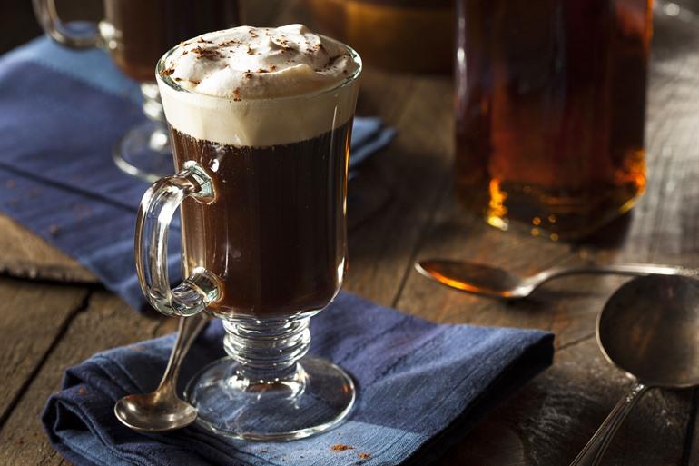 Irish Coffee drinken in een gezellig pub