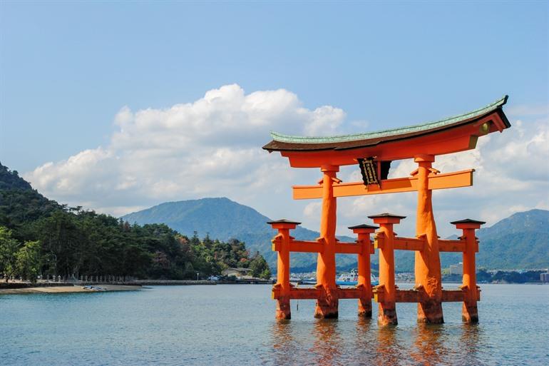 Itsukushima shrine naast het eiland Miyajima