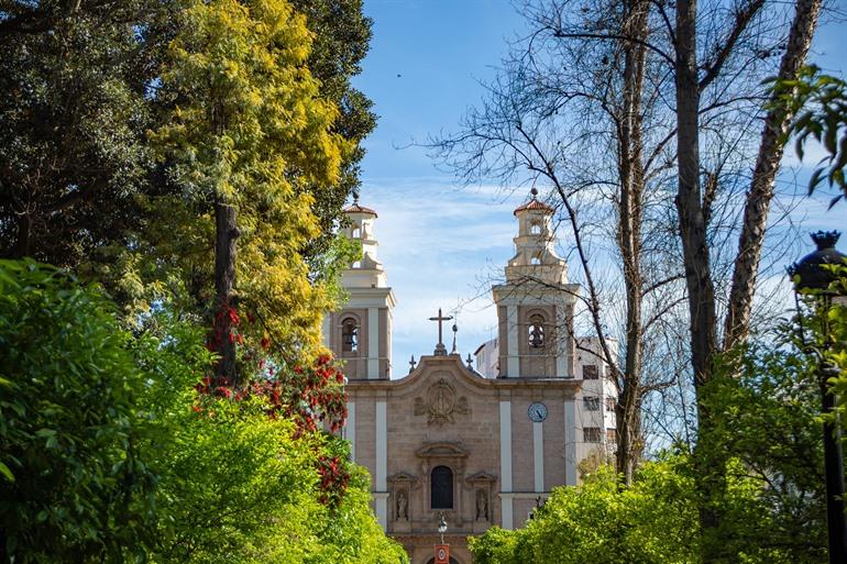 Jardín de Floridablanca met zicht op El Carmenkerk