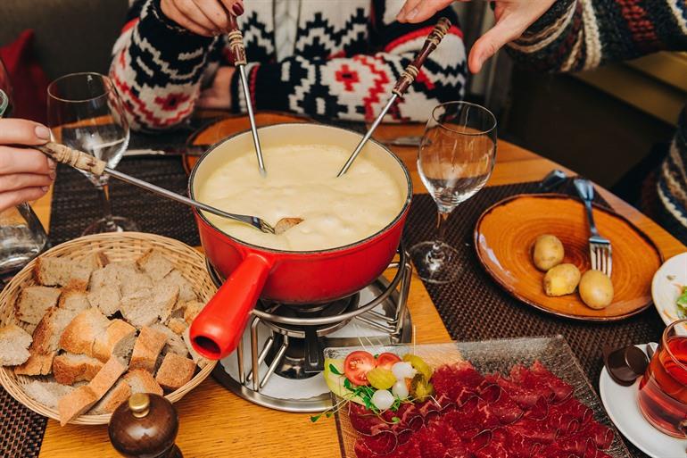 Kaasfondue met vrienden, Zwitserse specialiteit
