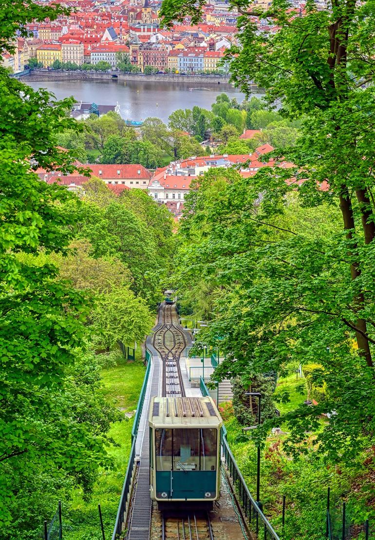 Kabelbaan naar de Petřín uitkijktoren met uitzicht over Praag