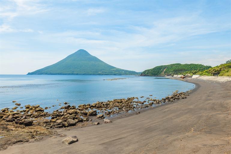 Kaimondake vanop het strand