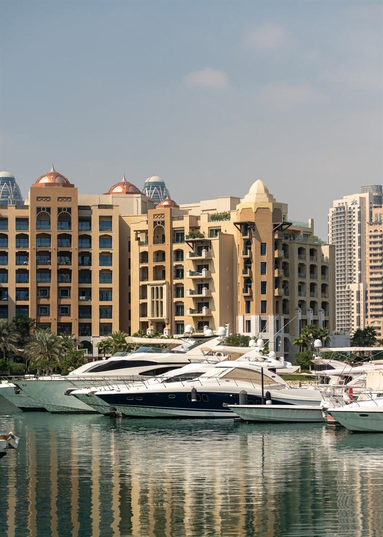 Kajakken tussen de jachten en hoge gebouwen