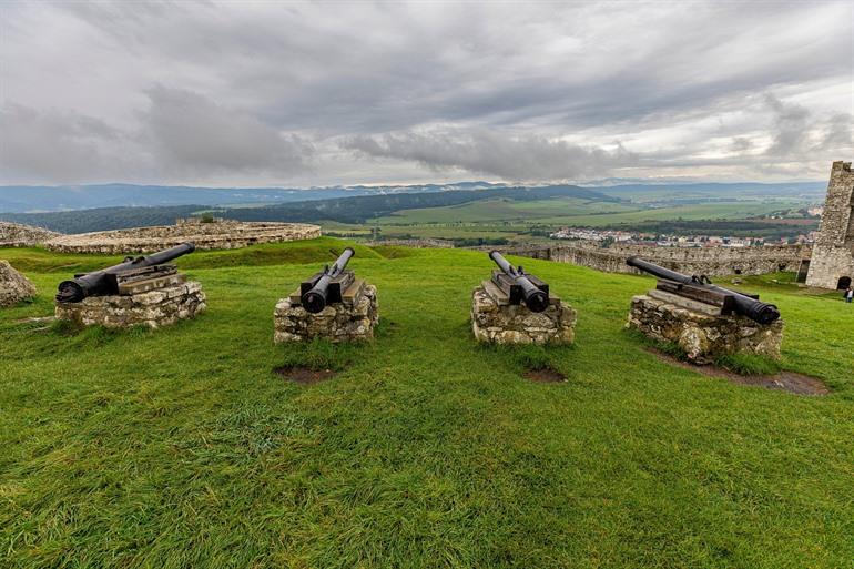 Kanonnen bij de burcht Spišský hrad