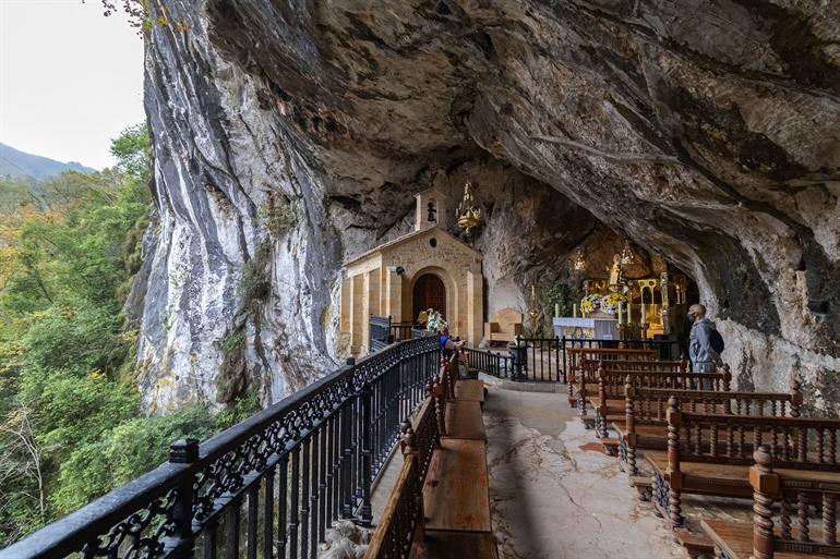 Kapel gewijd aan de Santina in de heilige grot van Covadonga, Asturië