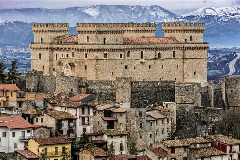 Kasteel Piccolomini in Celano, Abruzzen, Italië