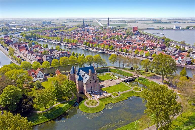 Kasteel Radbourd en zicht over Medemblik