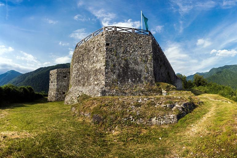 Kasteelruïnes van Tolmin kasteel, Slovenië