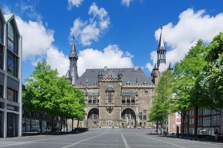 Katschhof met het stadhuis van Aken, Duitsland