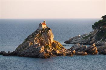 Kerkje op eiland bij Petrovac Montenegro