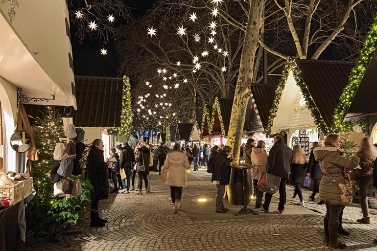 Kerstmarkt op de Neumarkt in Keulen, Duitsland 