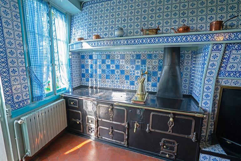 Keuken met typische blauw-witte tegels uit Rouen, Huis van Monet