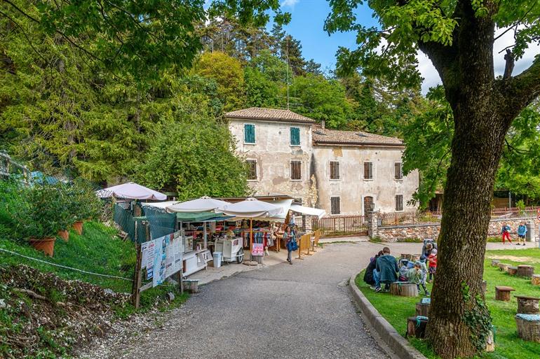 Klein souvenirwinkeltje bij Madonna della Corona, Italië