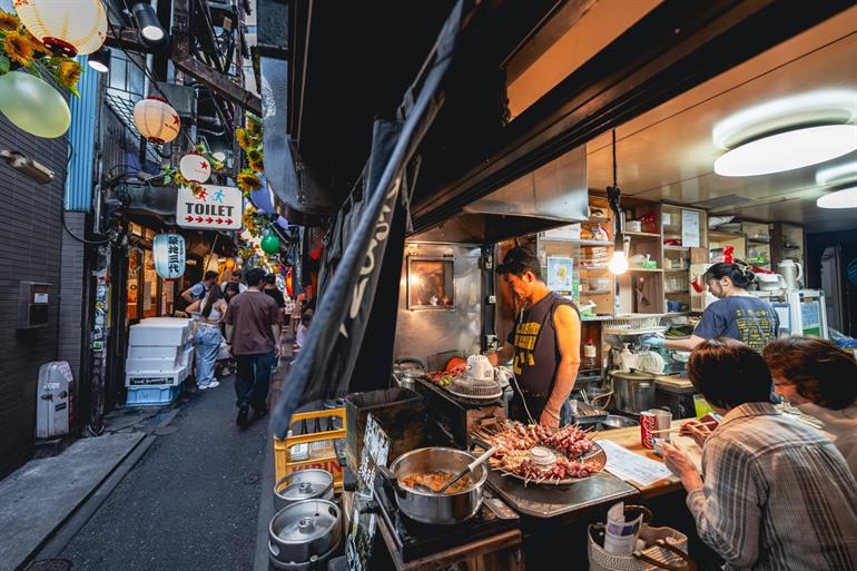 Kleine, drukke straatjes in de wijk Shinjuku