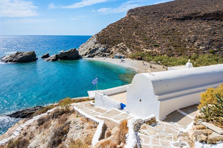 Kleine kerk met uitzicht op het strand van Agios Nikolaos, Folegandros