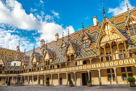 Kleurrijke daken van het Hôtel Dieu in Beaune, Bourgondië