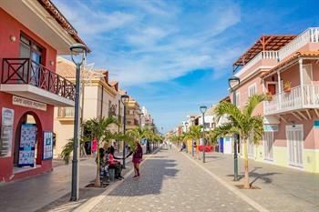Kleurrijke huizen in het centrum van Santa Maria, eiland Sal