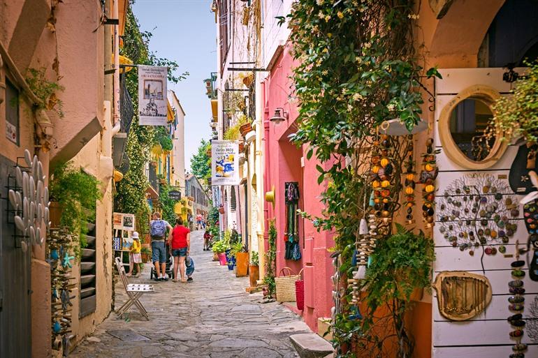 Kleurrijke straten van Collioure, een karaktervol vissersdorp en het kasteel